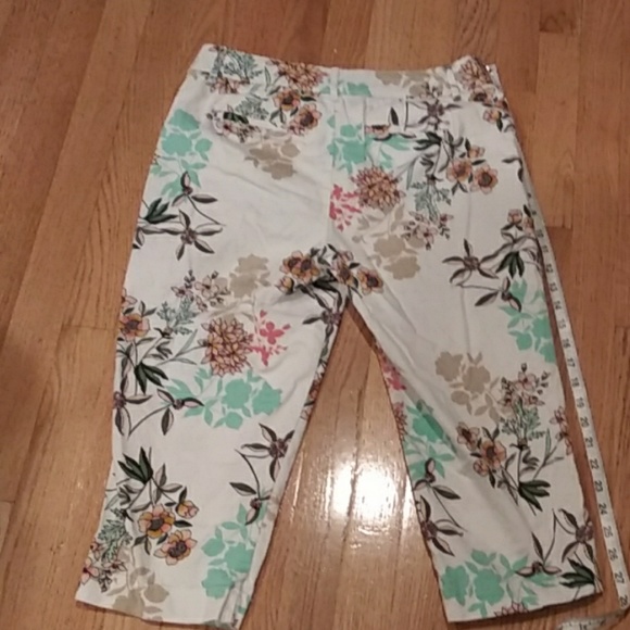 St John's Bay size 8 Flower Capris - Picture 4 of 5